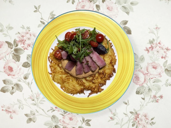 Драник со стейком из тунца и микс-салатом