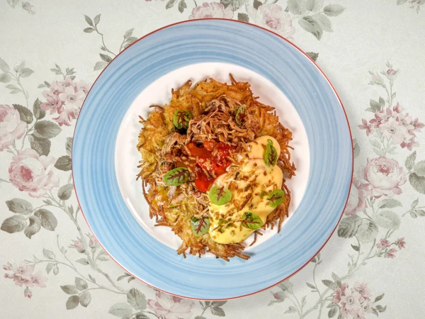 Драник с рваной свининой, лечо и соусом сырная лава