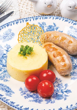 Куриные сардельки с картофельным пюре и томатами черри