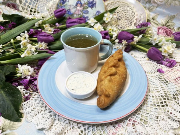 Жареный пирожок с картошкой, грибами и жареным луком, с куриным бульоном и белым соусом