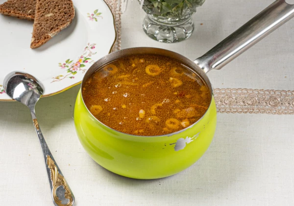 Солянка домашняя с отварной телятиной, копчеными колбасками и говяжьим языком, со сметаной