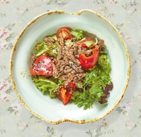 Салат по-тайски с фланк стейком, с овощами на гриле и заправкой в азиатском стиле