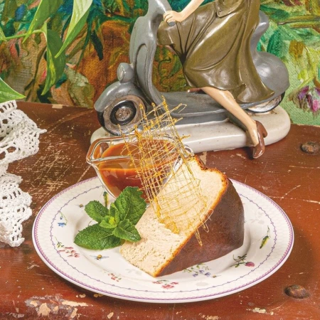 Чизкейк Сан Себастьян из топленого молока, с соусом соленая карамель