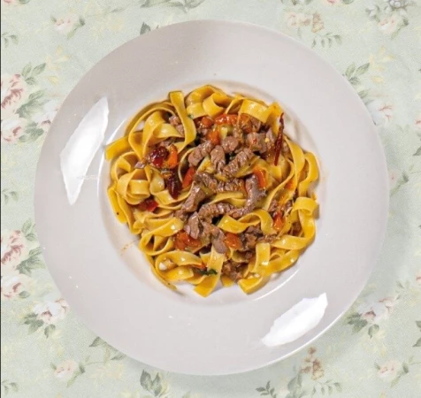 Паста с говядиной, печеным перцем и вялеными томатами