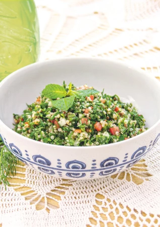 Салат "Табуле" из киноа с местной зеленью и свежими овощами