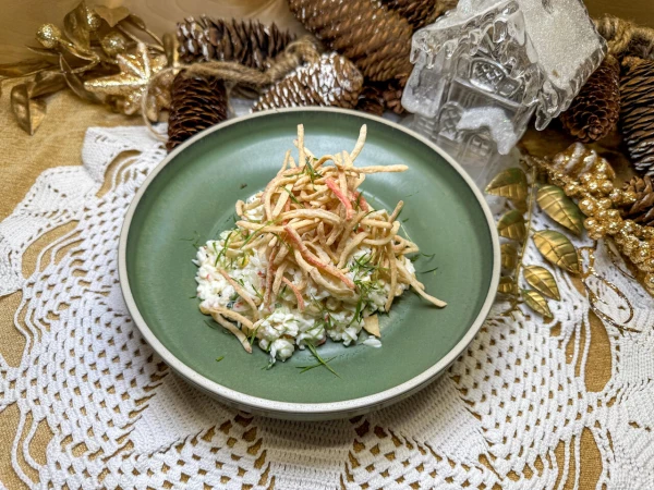 Семейный салат с крабовыми палочками