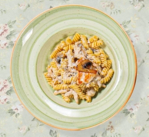 Паста сливочная с куриным филе и шампиньонами