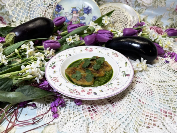 Печёные баклажаны с локальным песто из грецкого ореха и местной зелени