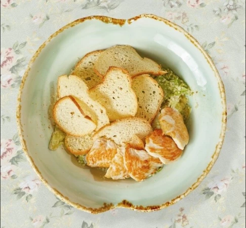 Салат Цезарь с куриной грудкой, томатами черри и чипсами из хрустящего багета