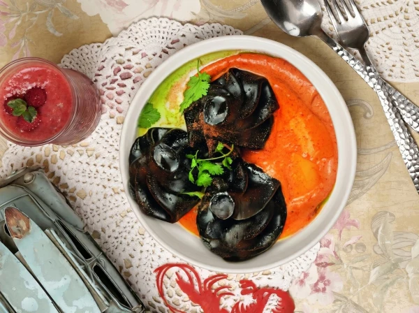 Черные хинкали с креветками, сыром сулугуни и острым соусом (3 шт)