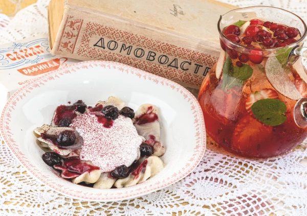 Вареники с вишней, с греческим йогуртом и домашним вареньем