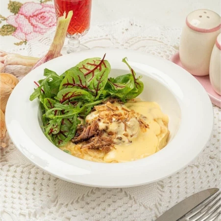 Рваная свинина смокер с картофельным пюре, малосольным огурчиками и соусом сырная лава