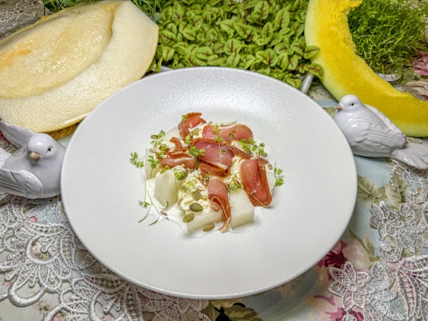 Медовая дыня с пряной бастурмой и сливочной страчателлой