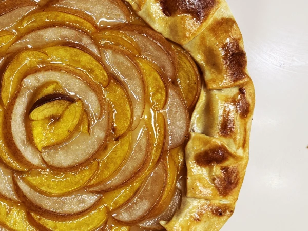 Кусочек галеты с грушей и персиком