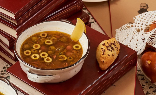 Солянка домашняя с телятиной, копчеными колбасками, говяжьим языком