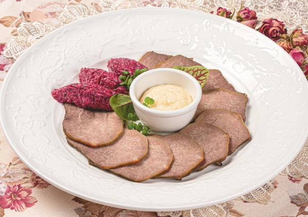 Подкопчённый говяжий язык со свекольными кнелями и сливочным хреном