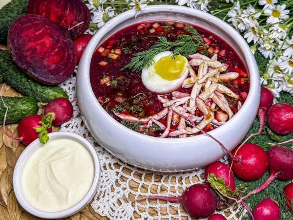 Фирменный свекольник на темном квасе с ветчиной и жареной курицей