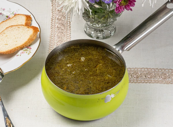 Зеленый борщ с телятиной, со сметаной