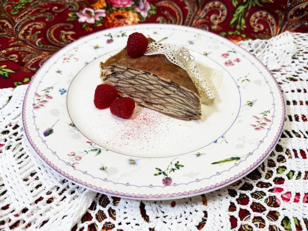 Черемуховый блинный торт с кремом из мягкого сыра и варёной сгущёнки