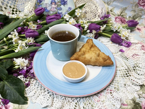 Жареный пирожок с докторской колбасой, обжаренной с луком, с мясным бульоном и розовым соусом