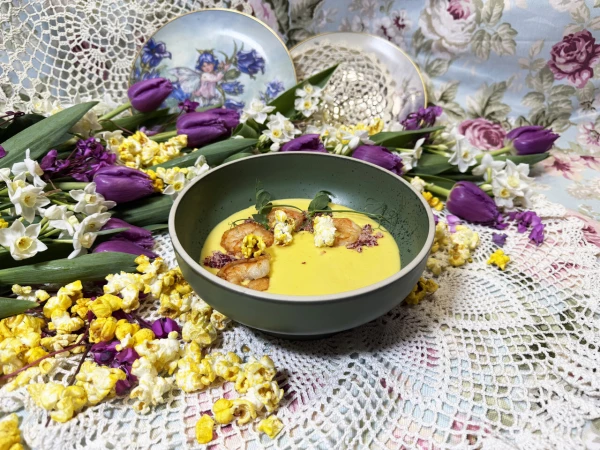 Кукурузный крем-суп с креветками и попкорном