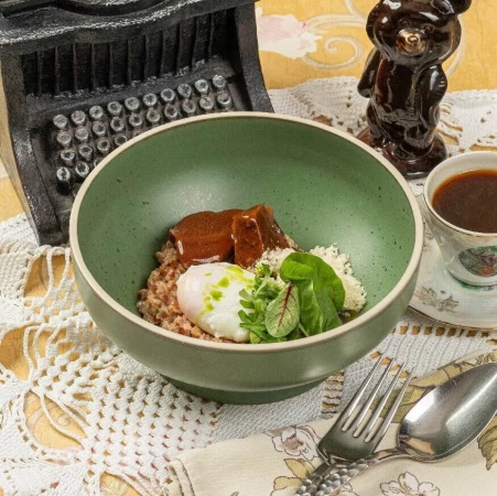 Мясная гречневая каша с телячьими щечками и яйцом пашот