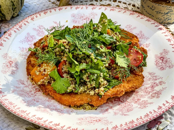 Хрустящий шницель из куриного филе с салатом и киноа