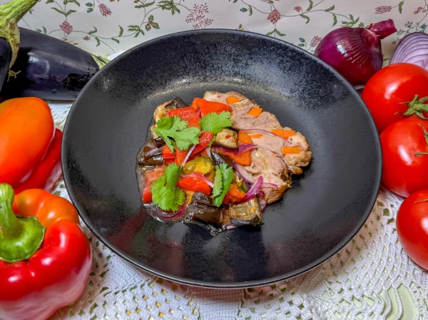 Кусок нежной буженины из свиной шеи с аджапсандалом