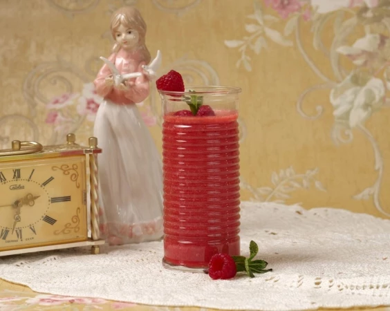 Смузи из ягод малины, клубники и вишни