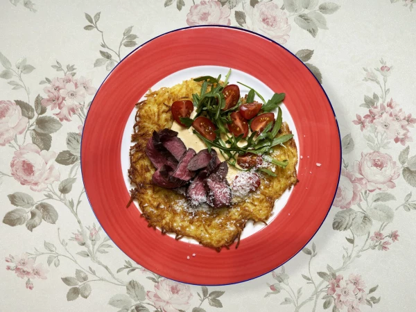 Драник с фланк стейком и соусом вителло тоннато