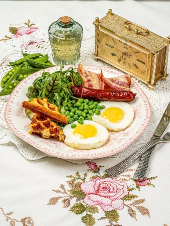 Английский завтрак: охотничьи колбаски, бекон, картофельные вафли, глазунья, горошек