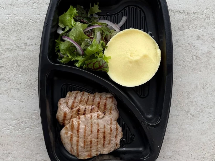 Медальоны из свиной вырезки с картофельным пюре  