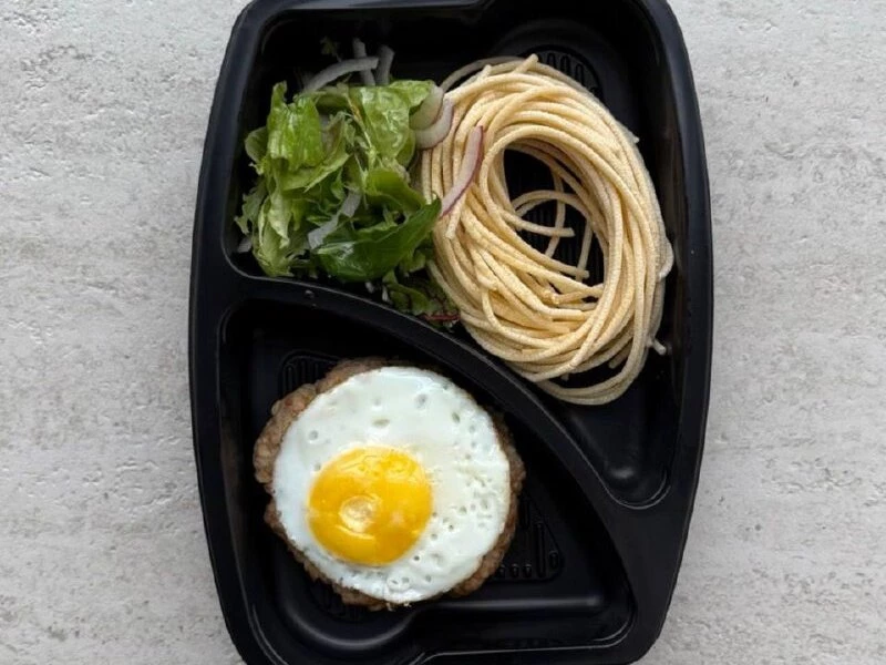 Бифштекс с яйцом и спагетти