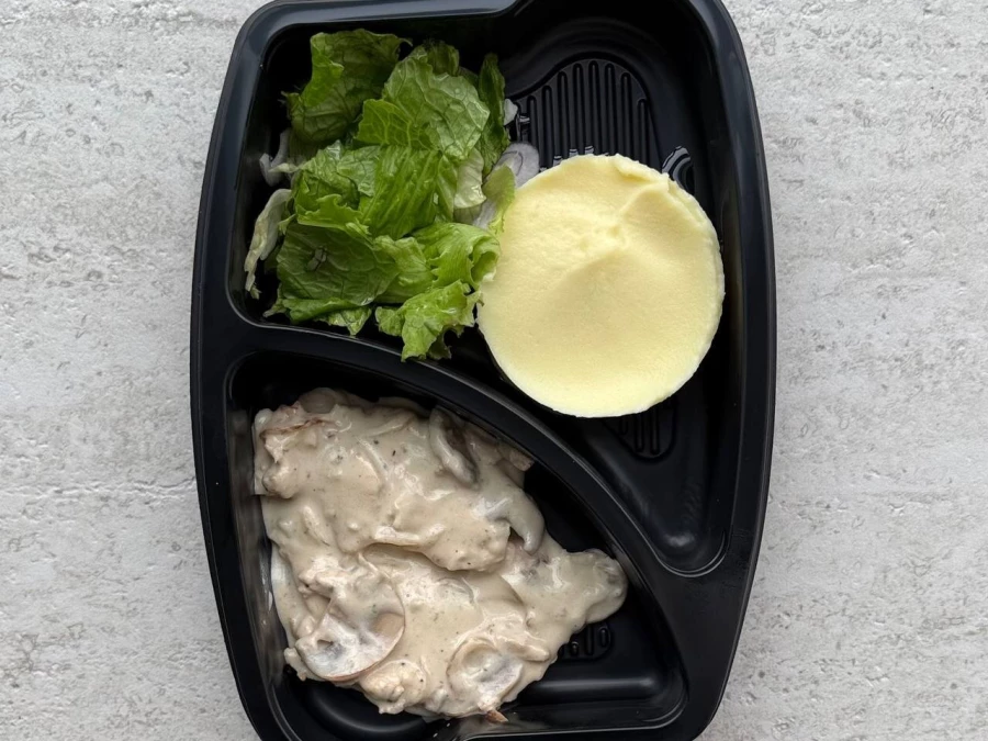 Куриное филе с грибами и пюре