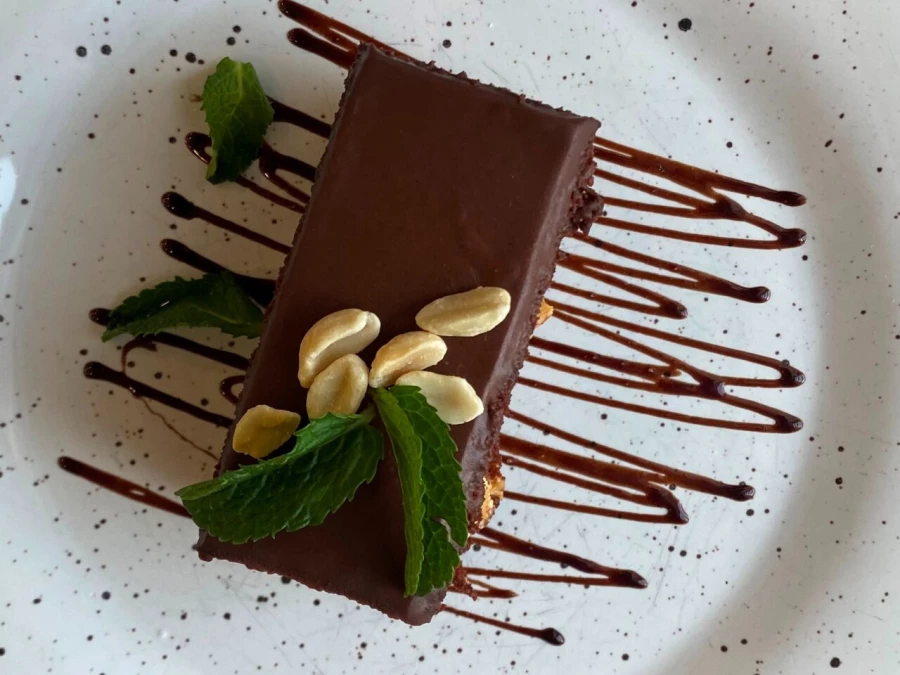 Торт шоколадный с карамелью и арахисом