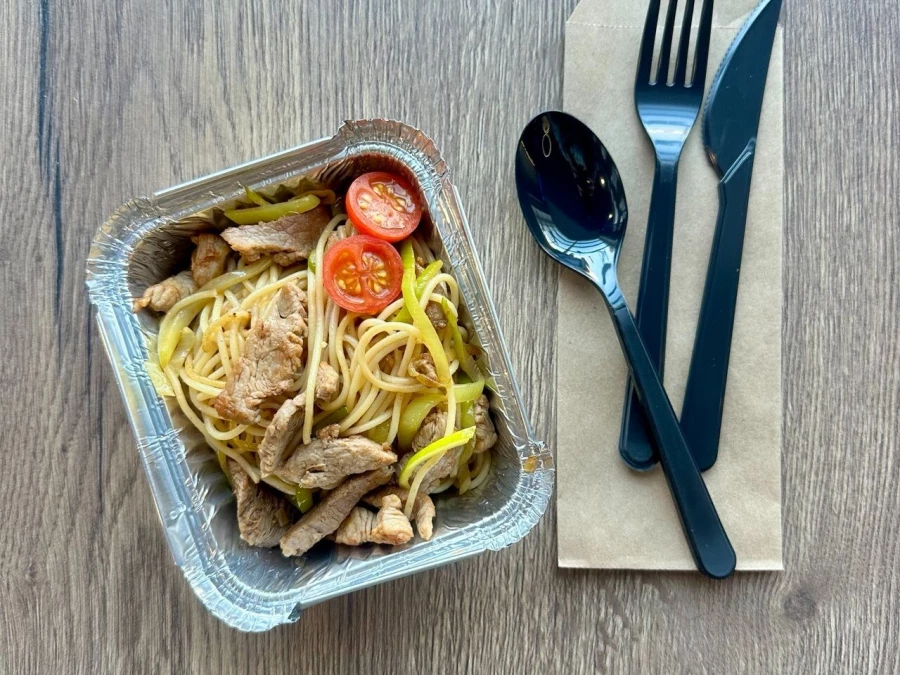 Острые спагетти со свининой и пореем  