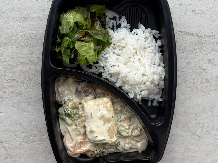 Филе минтая с овощами и рисом