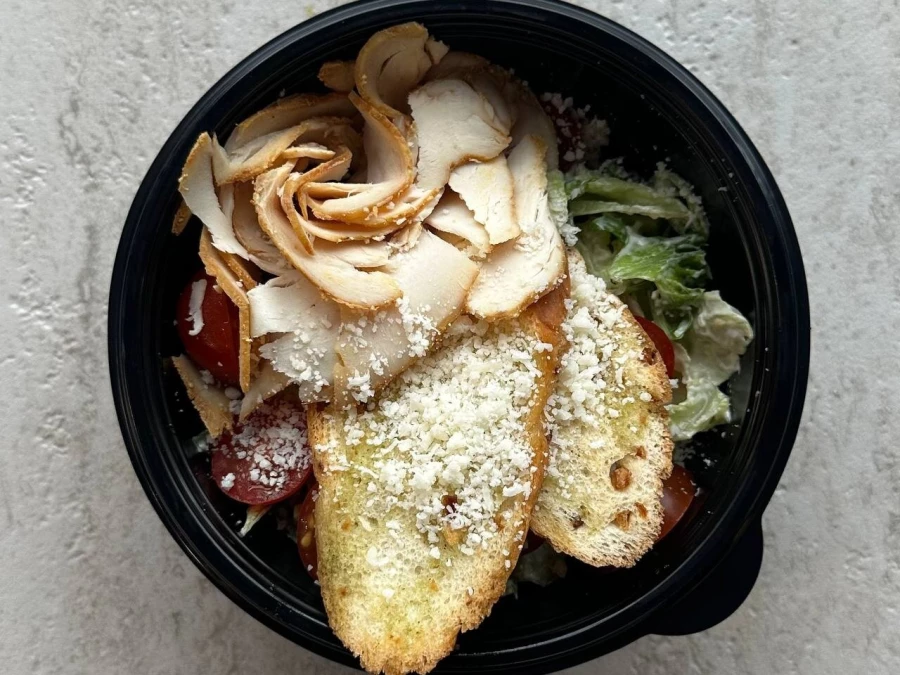 Салат Цезарь с курицей