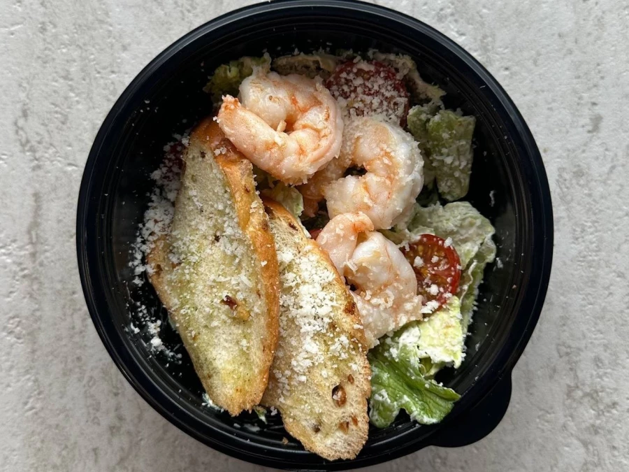 Салат Цезарь с креветками