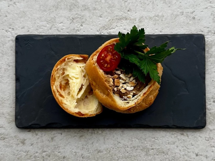 Гужер с паштетом из куриной печени