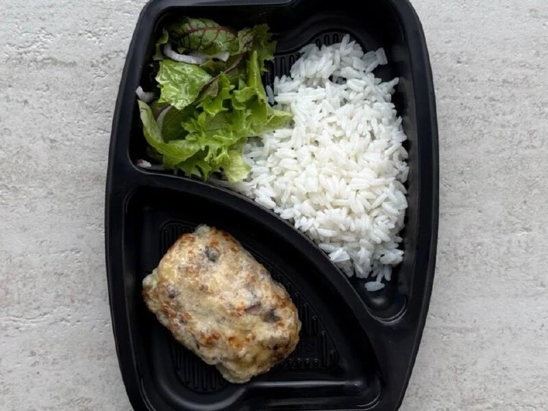 Минтай, запеченный с грибами, и рис