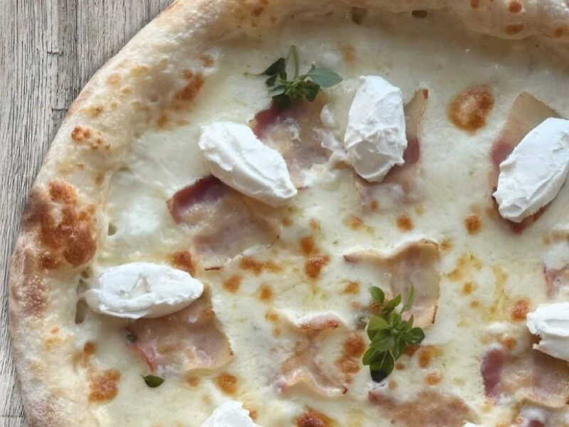 Пицца с беконом и сливочным сыром
