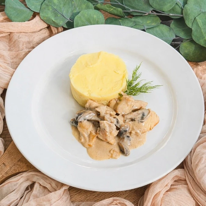 Куриное филе с грибами и пюре