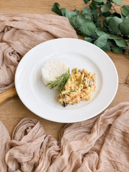 Минтай запеченный с грибами с рисом