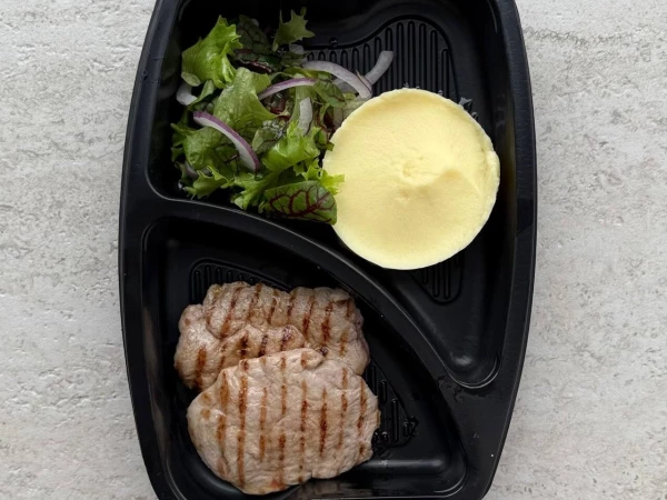 Медальоны из свиной вырезки с картофельным пюре