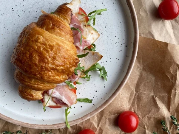 Круассан с курицей и беконом