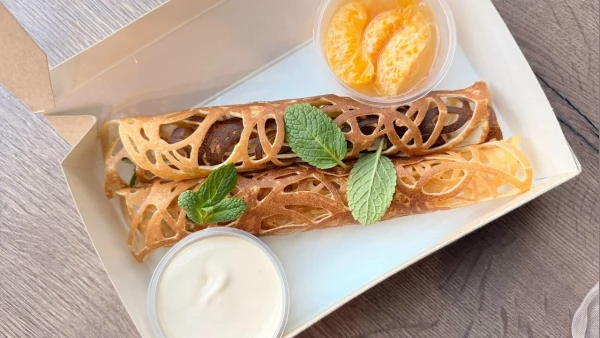 Блинчики ажурные с кофейным соусом и мандарином