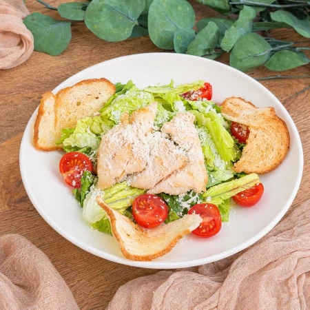 Салат Цезарь с курицей