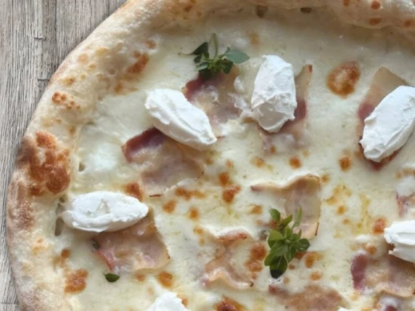 Пицца с беконом и сливочным сыром