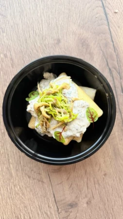 Блинчики с куриным филе и грибным соусом